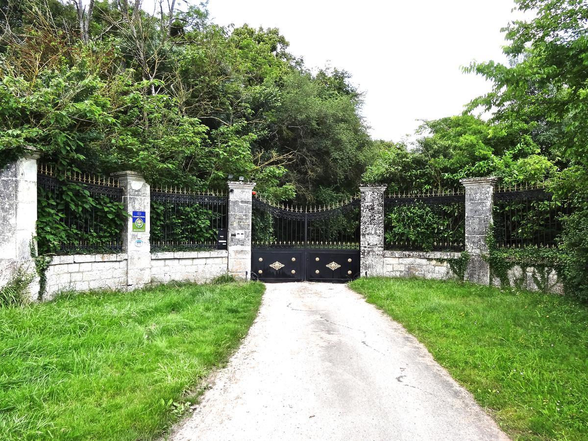 Chateau Les Vallees Tournon-Saint-Pierre Екстериор снимка