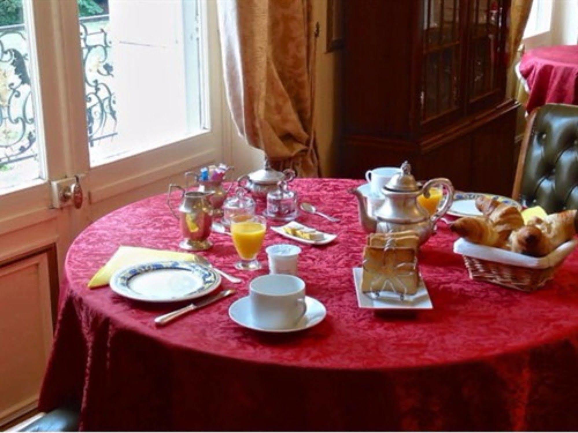 Chateau Les Vallees Bed & Breakfast Tournon-Saint-Pierre Екстериор снимка